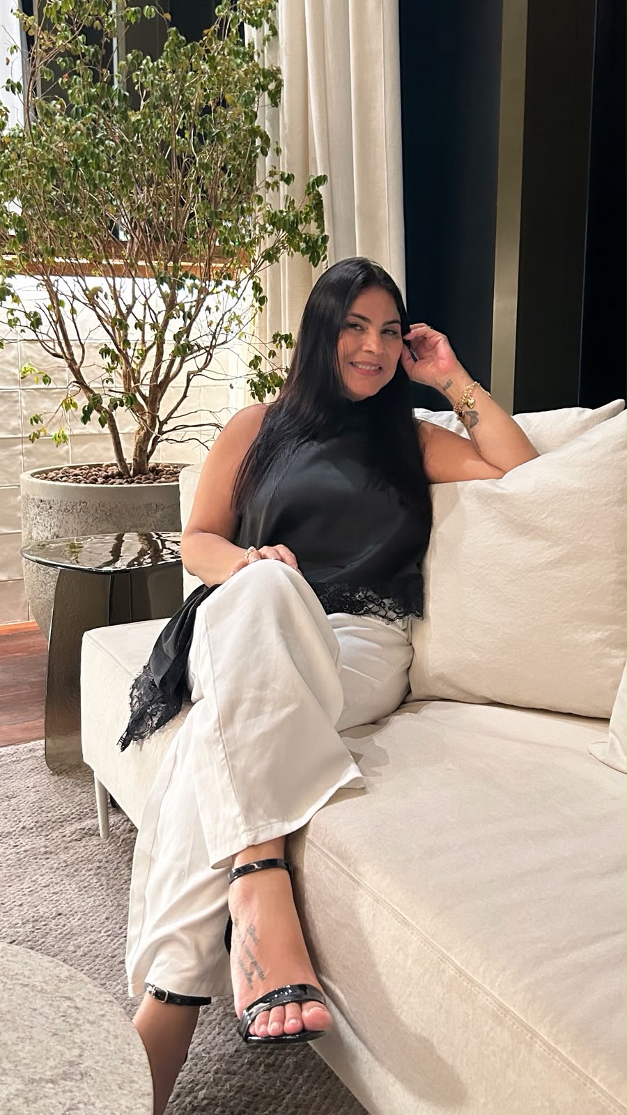 ❏ Andrea Oliveira abriu seu negócio próprio aos 48 anos para abrir mais espaço para o autocuidado e unir experiência de vida e profissional (Foto: Arquivo Pessoal).