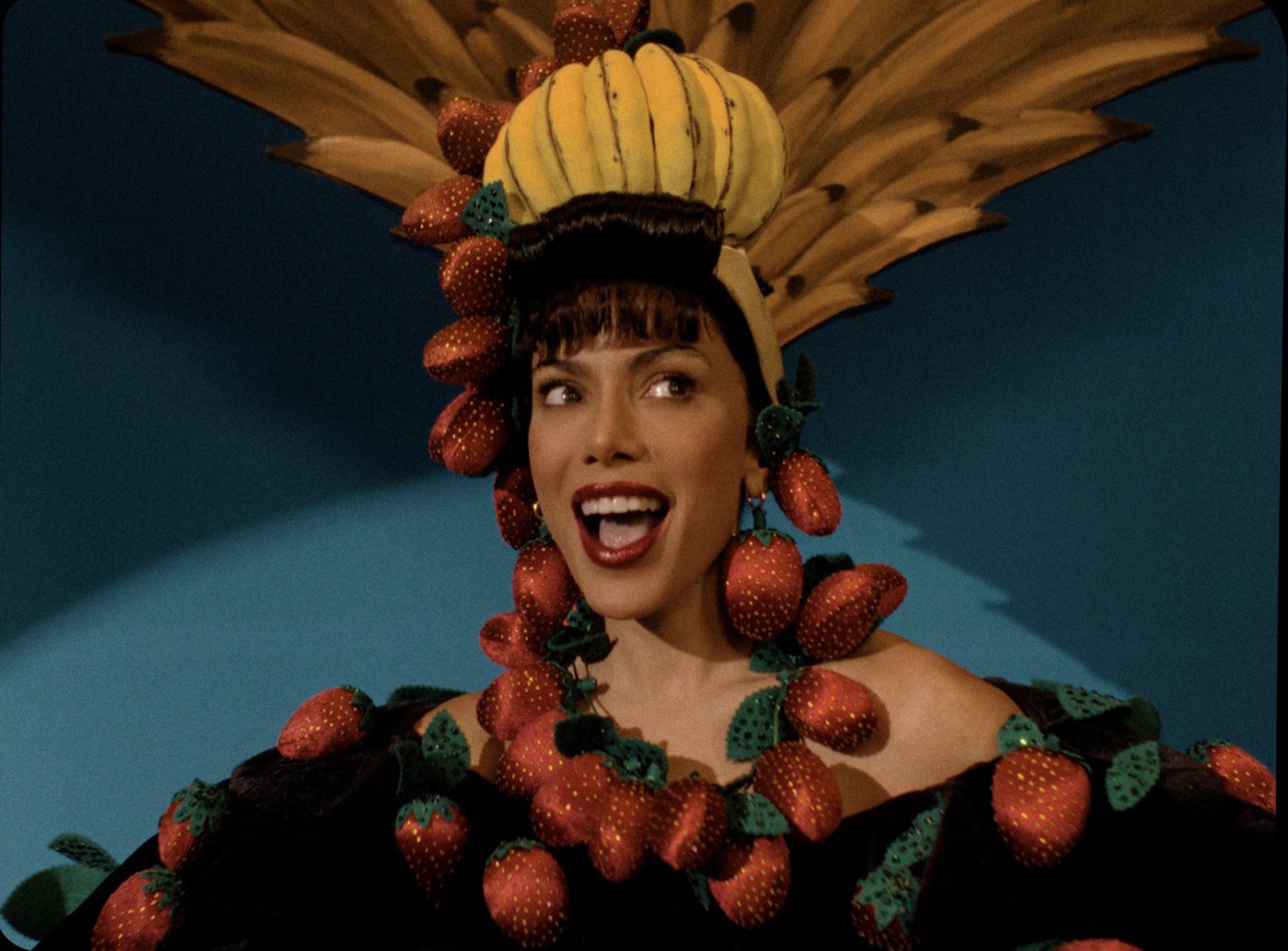 ❏ Anitta faz referência a Carmen Miranda em "Pra Você Gostar de Mim" (Foto: André Nicolau/Divulgação)